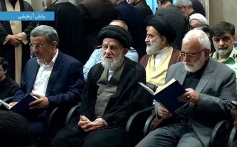 احمدی‌نژاد با پیراهن سفید در مراسم شهید رئیسی +عکس