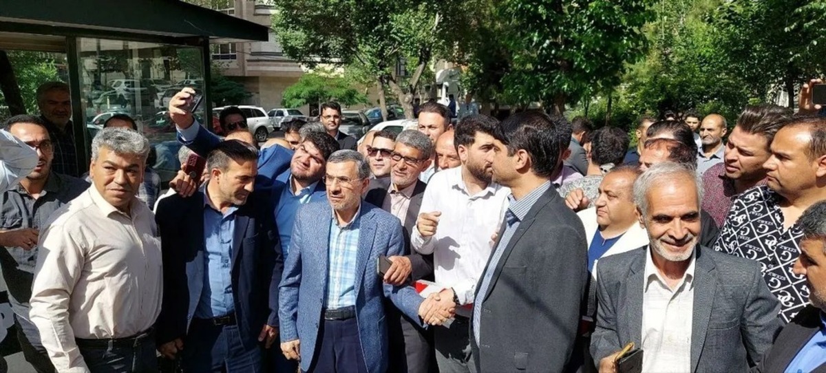 عکس‌های احمدی‌نژاد میان طرفدارانش در نارمک