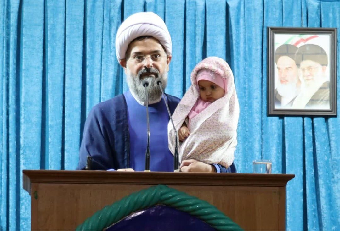 فرزند یک امام جمعه همراه با پدرش پشت تریبون رفت +عکس