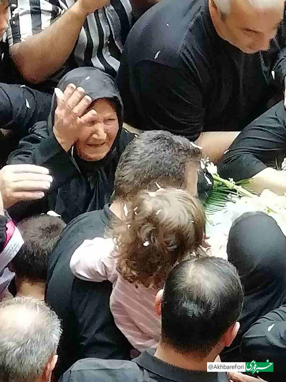 عکس| بی‌تابی‌ مادر خلبان بهروز قدیمی جلوی تابوت فرزندش