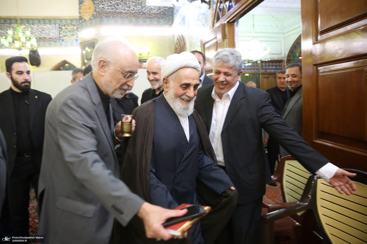 سیمای خندان ناطق‌نوری و مهدی هاشمی در مراسم ترحیم +عکس