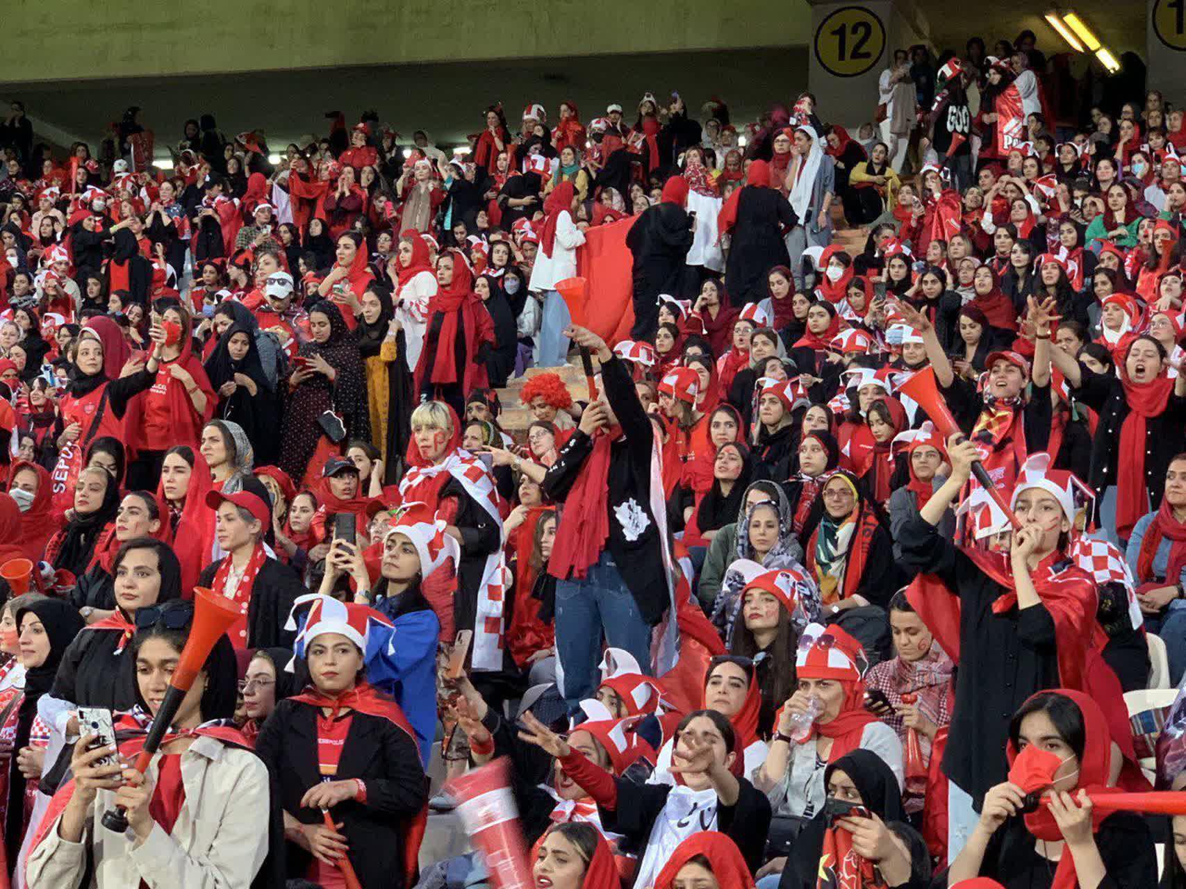 اتفاق ویژه در آزادی؛ همسران ستاره‌های پرسپولیس شاهد برد تاریخی بودند +عکس
