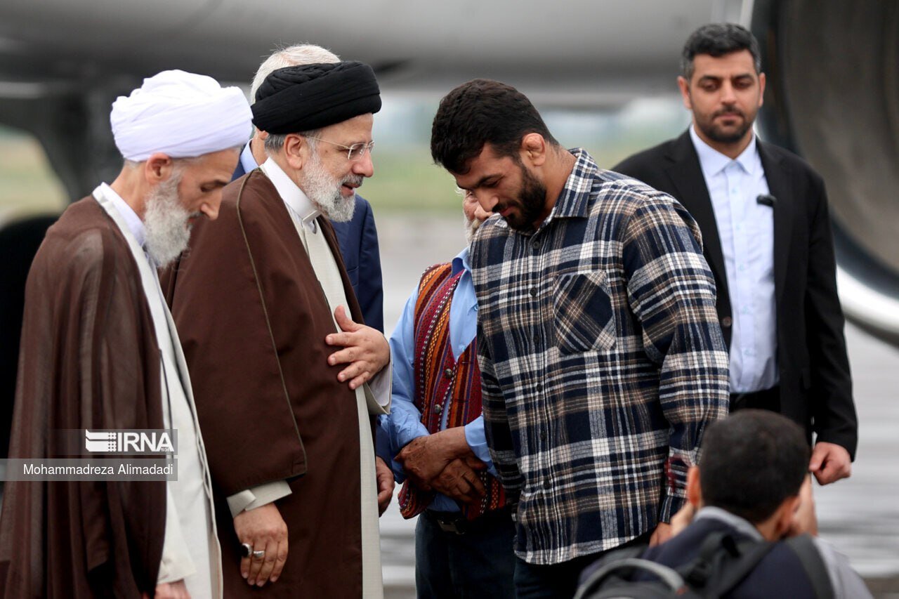 حرکت قهرمان المپیک مقابل ابراهیم رئیسی وایرال شد +عکس