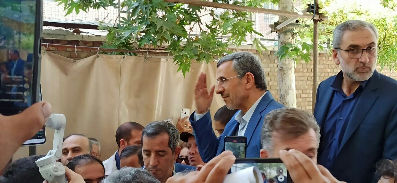 ویدئو| شعرخوانی ویژه یک دختر برای احمدی‌نژاد وایرال شد