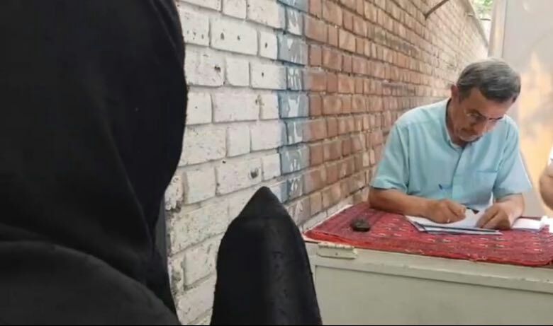تصاویر جدید و عجیب از احمدی‌نژاد در میدان ۷۲ نارمک!