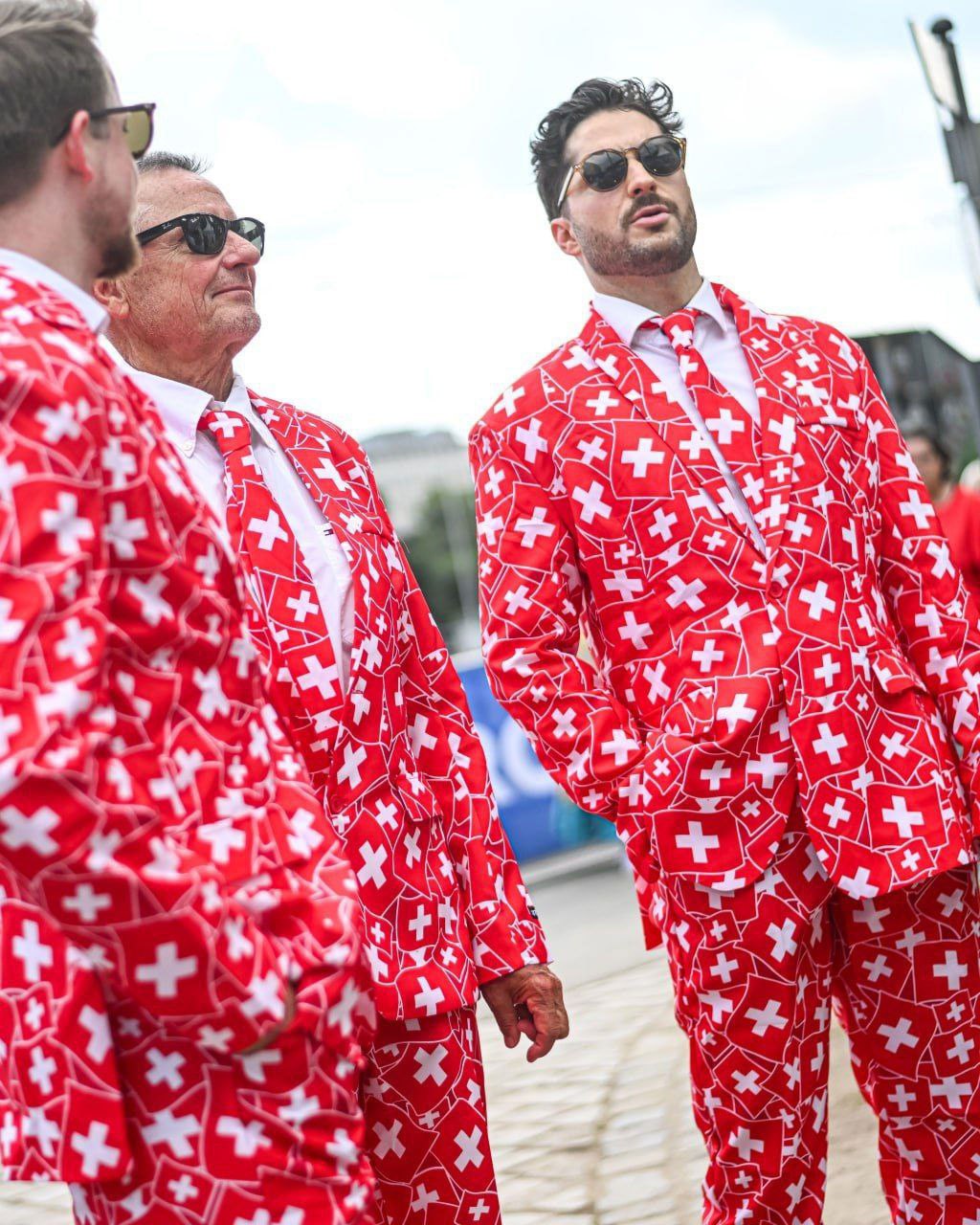 پرچم سوئیس کت‌وشلوار بازیکنان شد! +عکس