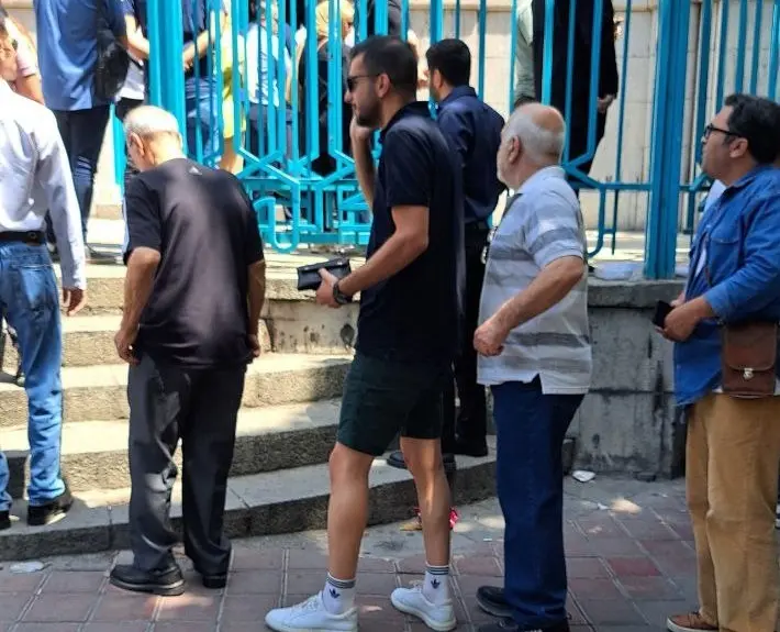 منع اخذ رای از یک شهروند به دلیل پوشیدن شلوارک + عکس