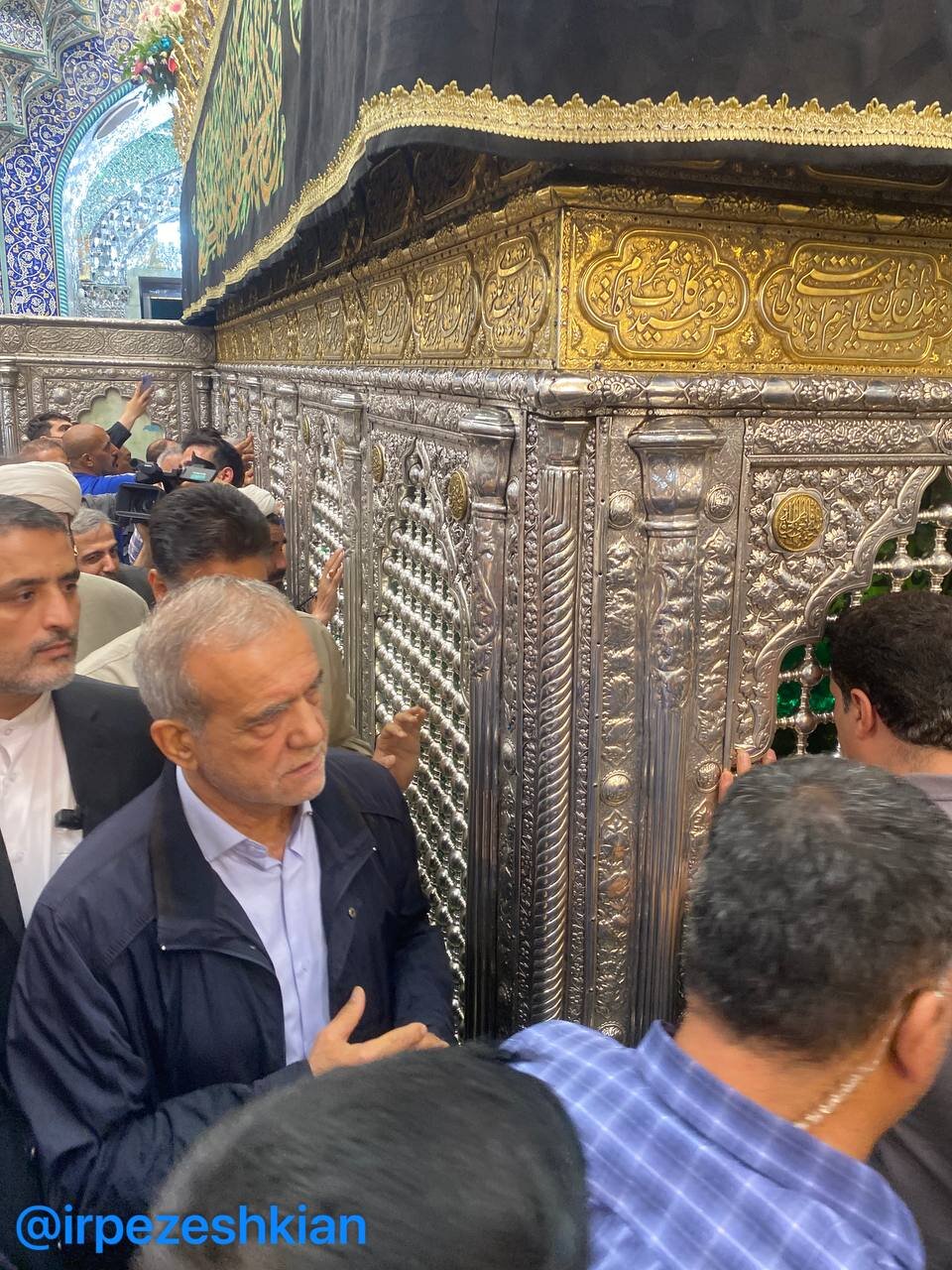 تصویر متفاوت پزشکیان در حرم حضرت معصومه(س)