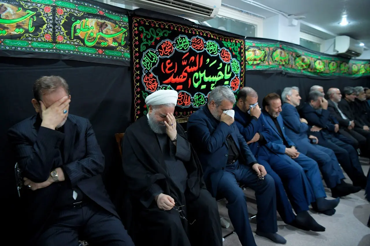 گریه شدید حسن روحانی در مراسم عزاداری تاسوعا