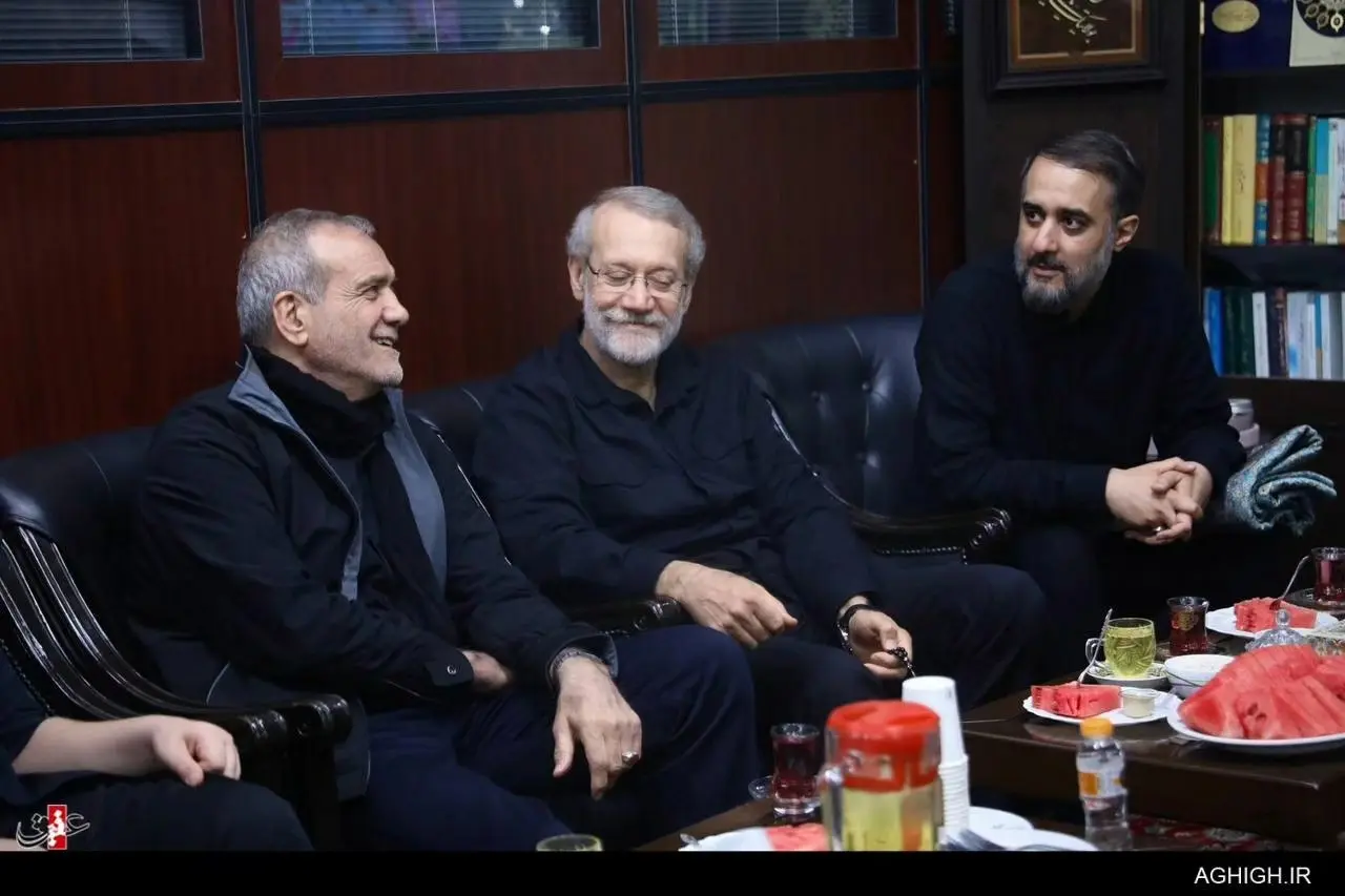 عکس| پزشکیان و لاریجانی در کنار مداح معروف در شب‌های عزای حسینی