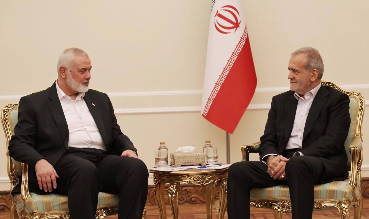 تصاویر هنیه کنار رهبری و پزشکیان در تهران پربازدید شد