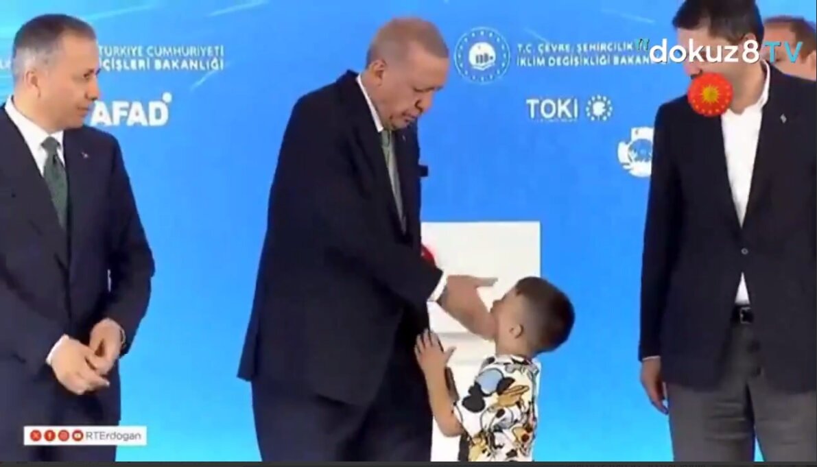 آقای رئیس‌جمهور به یک کودک سیلی زد! +عکس