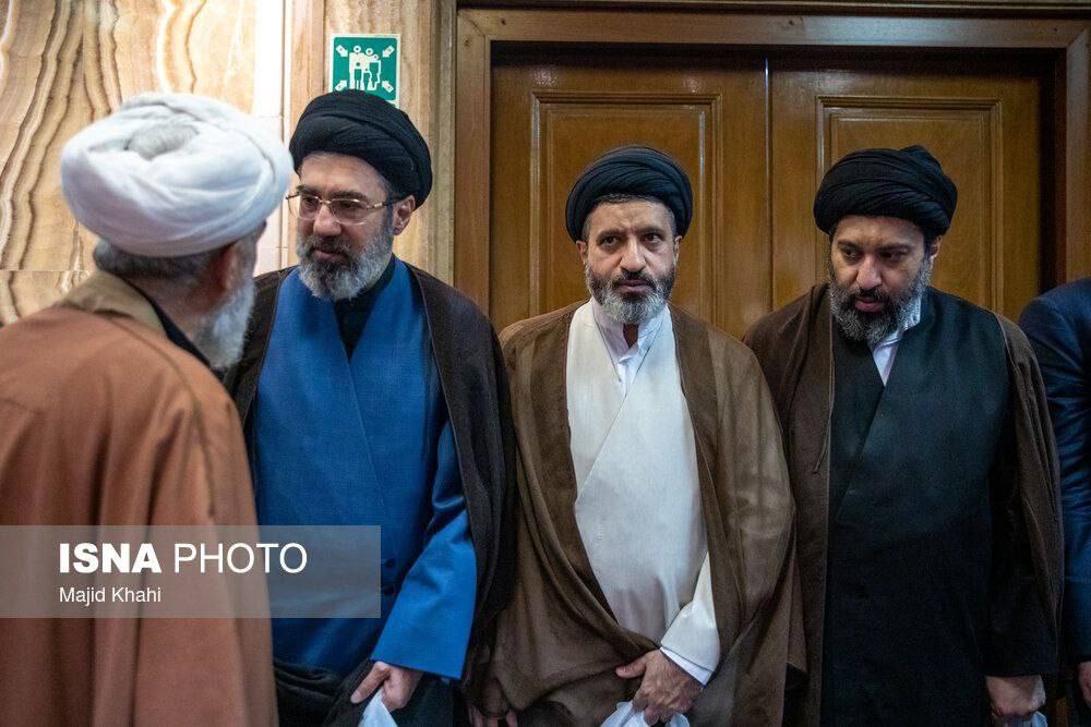 تصویری جالب از حضور فرزندان رهبر انقلاب در یک مراسم ختم