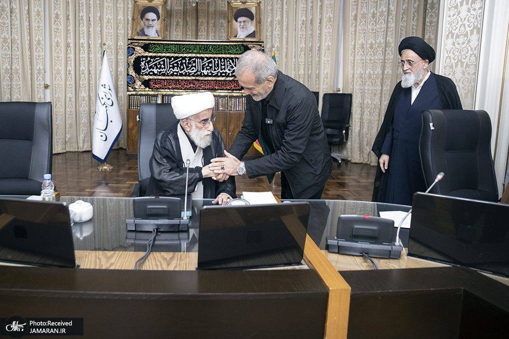 تصویر متفاوت رئیس‌جمهور منتخب کنار آیت‌الله جنتی وایرال شد