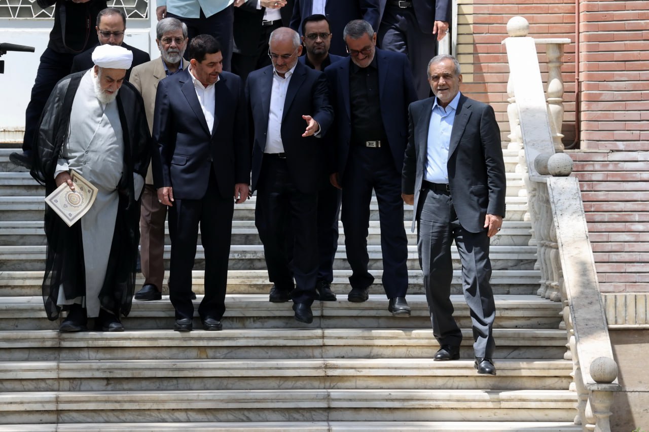 رئیس جدید دولت با ظاهر متفاوت در ساختمان ریاست جمهوری +تصاویر