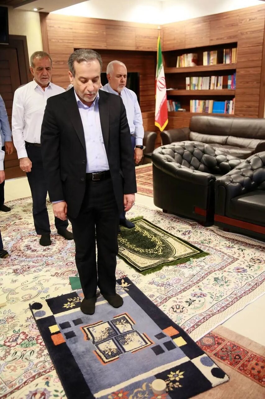 فراگیر شدن عکسی پرمعنا از نماز خواندن رئیس جمهور و ظریف پشت سر عراقچی