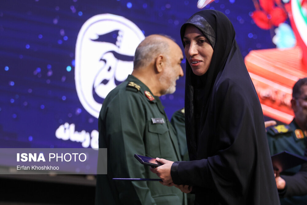 تقدیر فرمانده سپاه از خبرنگار زن پُرحاشیه +عکس