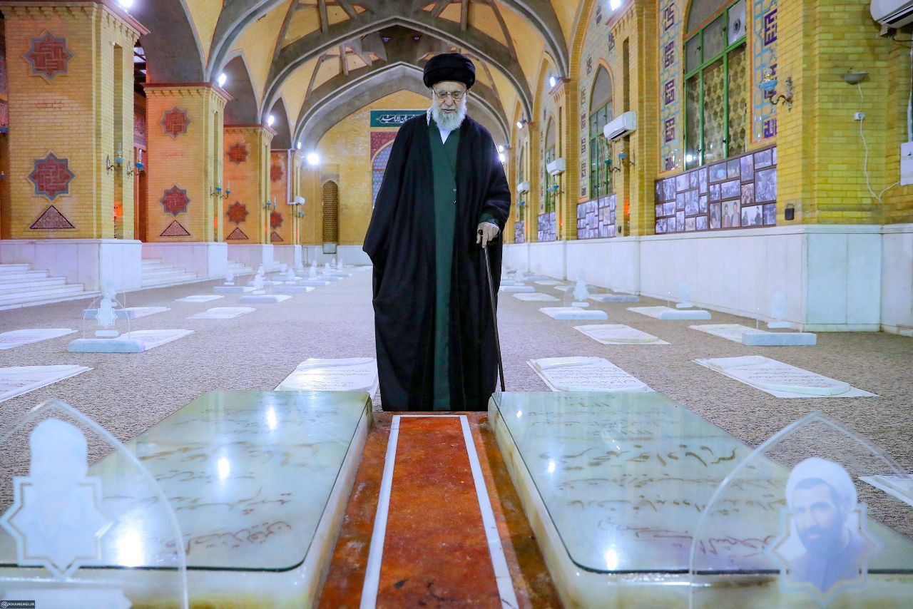 عکس| قرائت فاتحه رهبر انقلاب بر مزار شهیدان رجایی و باهنر