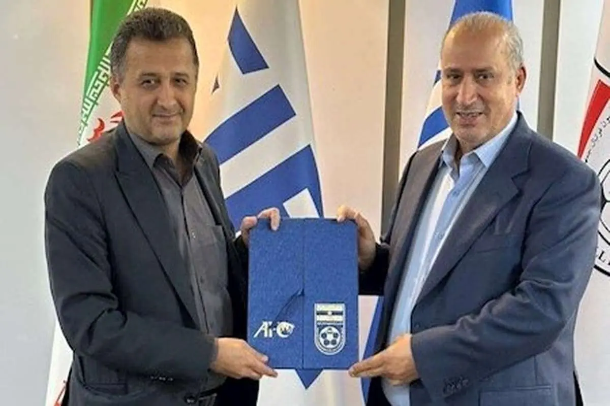 یکی از مدیران فدراسیون فوتبال اخراج شد +عکس