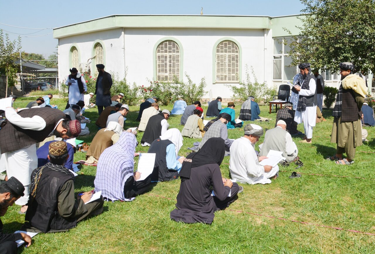 کارکنان طالبان امتحان دینی دادند! +تصاویر