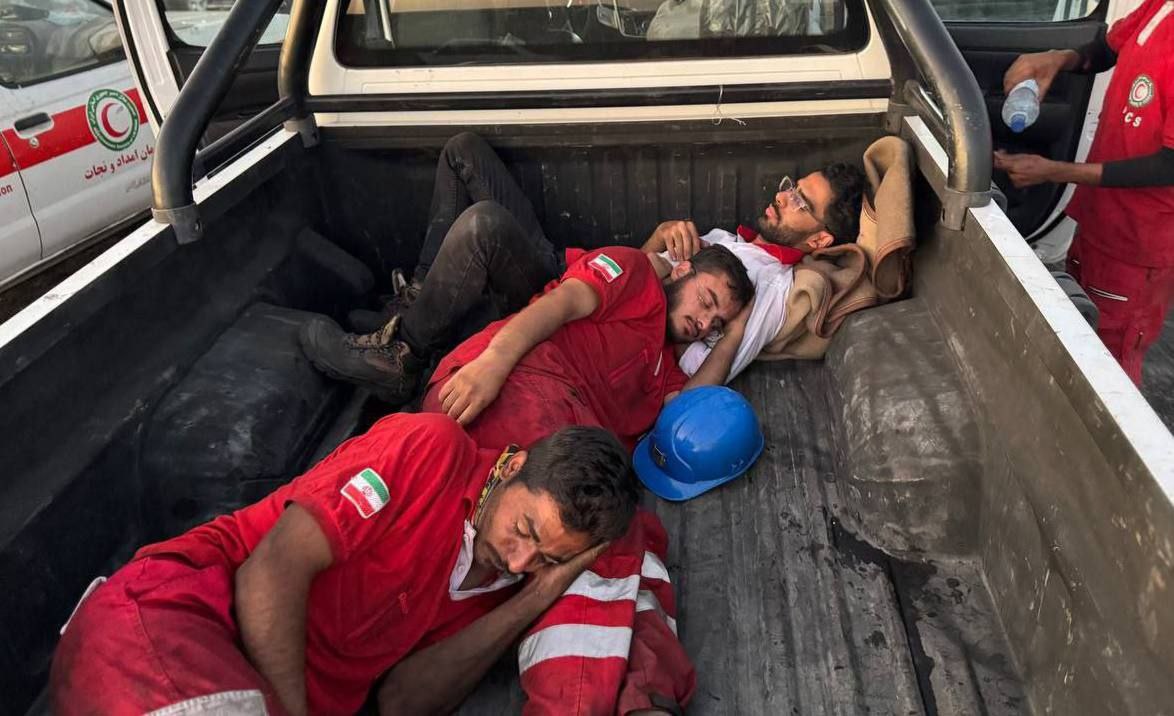 عکسی خاص از این امدادگران گمنام سوژه شد