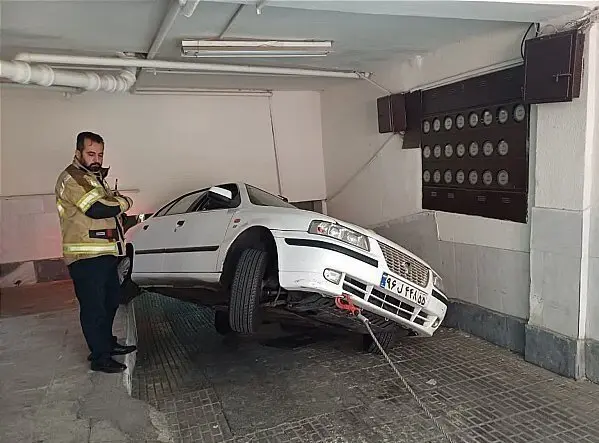 فرو رفتن سمند به کف پارکینگ ساختمان مسکونی +عکس فرو رفتن سمند به کف پارکینگ ساختمان مسکونی +عکس