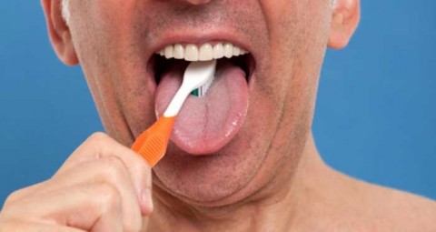 زبان را باید با مسواک تمیز کنیم؟