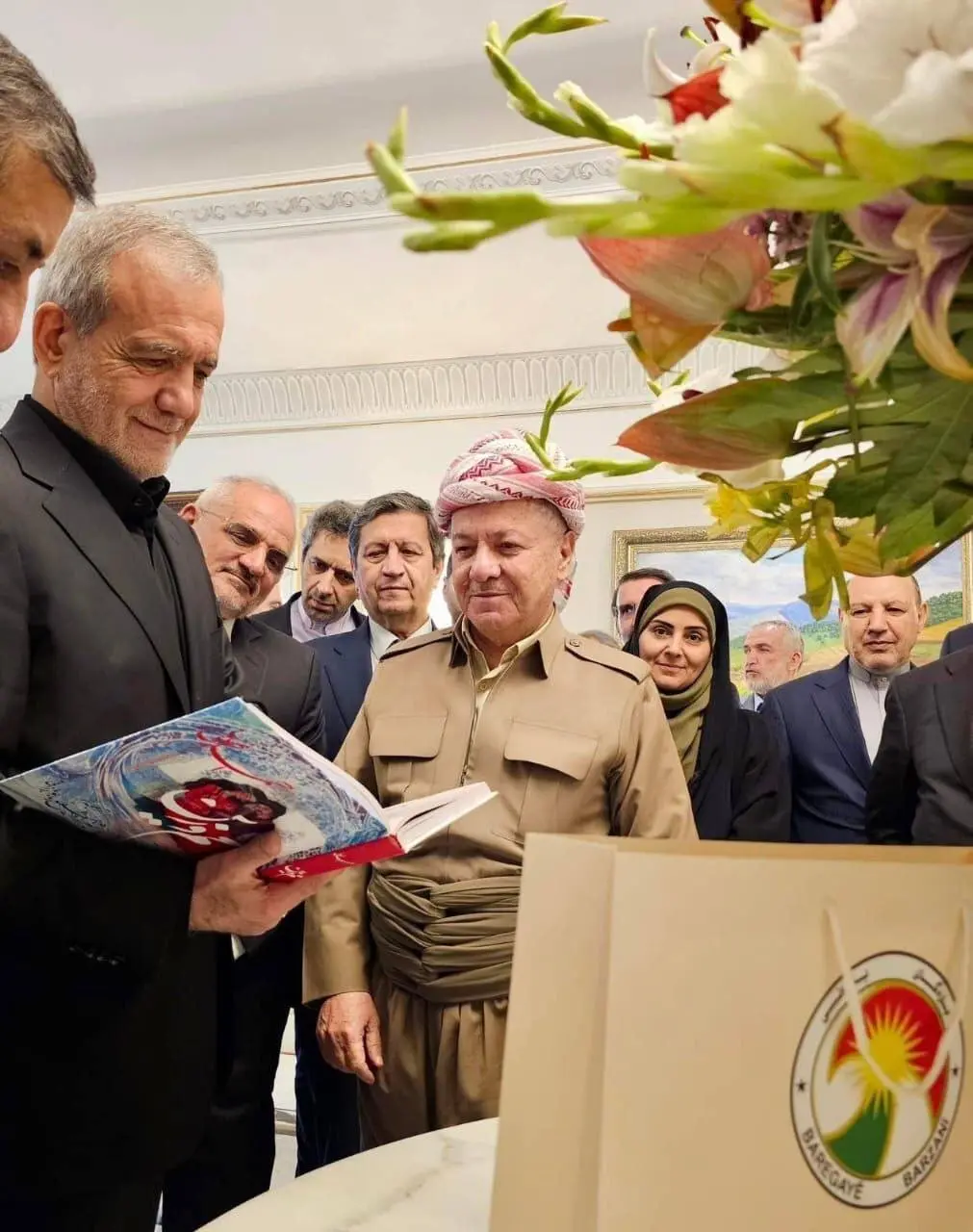 تصویری از هدیه خاص مسعود بارزانی به مسعود پزشکیان تصویری از هدیه خاص مسعود بارزانی به مسعود پزشکیان
