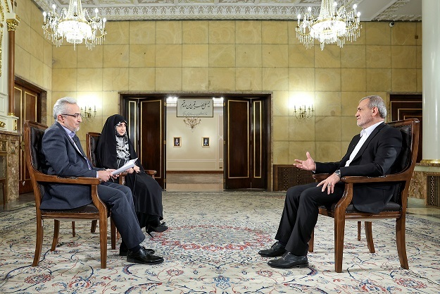 پزشکیان پایش را روی پوست خربزههای مجریان صداوسیما نگذاشت پزشکیان پایش را روی پوست خربزههای مجریان صداوسیما نگذاشت