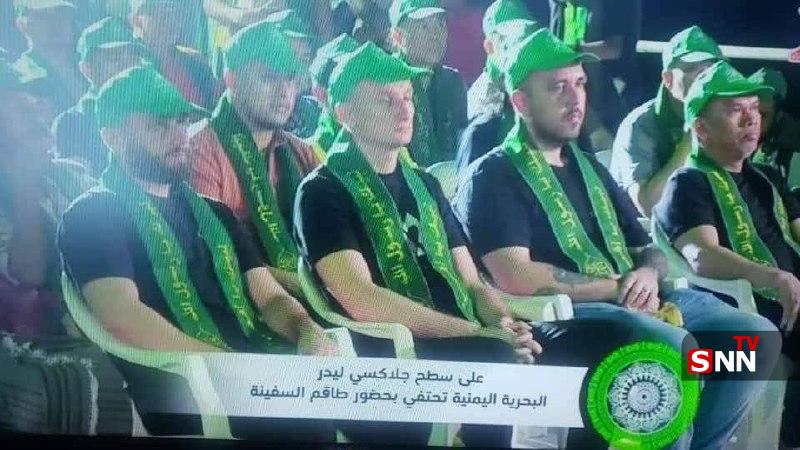 عکس| جشن متفاوت یمنی‌ها برای ولادت پیامبر(ص)  با پوشاندن شال سبز به خدمه کشتی اسرائیلی