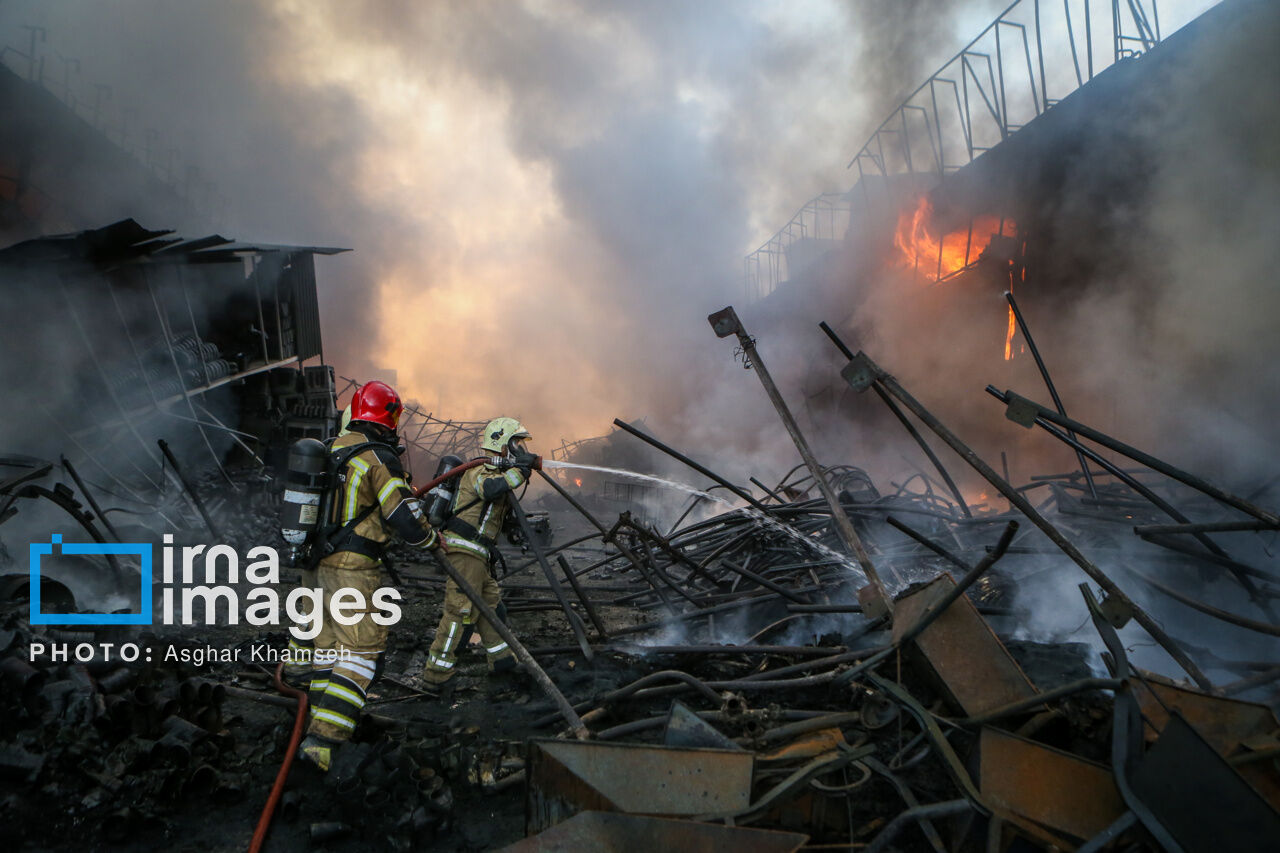هویت جانباختگان در حادثه آتش‌سوزی بازار آهن تهران مشخص نیست!