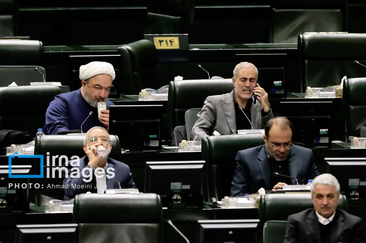 عکس| ساندیس‌خوری حمید رسایی در صحن علنی مجلس