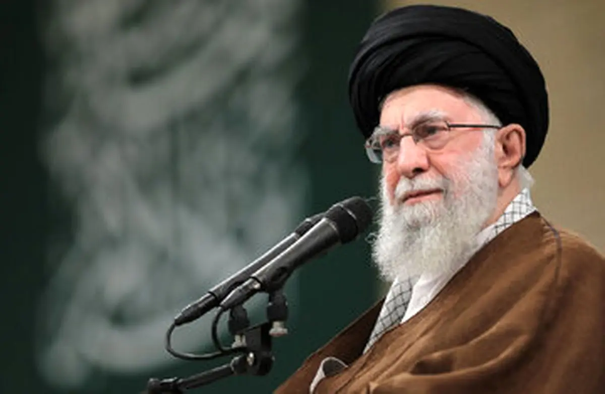 تصاویر| دکور قرمز رنگ محل سخنرانی رهبر انقلاب در دیدار با زنان