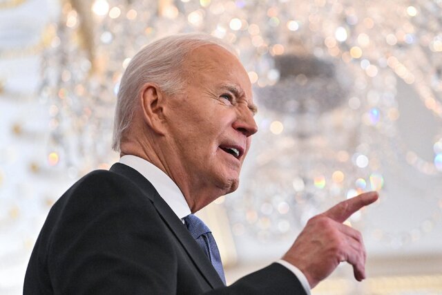 حمله بایدن به ترامپ؛ اخراج ۷۰۰۰ کارمند و تخریب ساختاری دولت گذشته