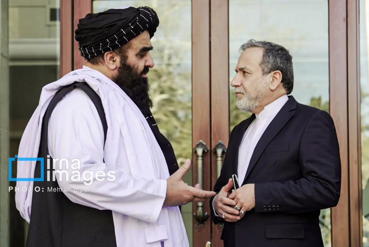 تصاویر| گفت‌وگوی صمیمانه عراقچی با وزیر امور خارجه طالبان