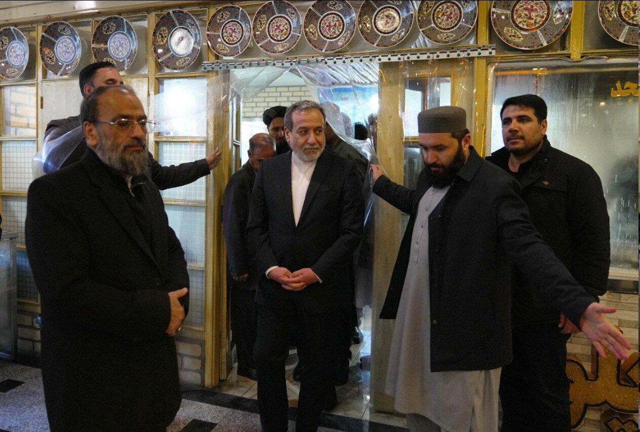 کافه‌گردی وزیر امورخارجه در کابل؛ عراقچی با افغان‌ها به تفریح رفت +عکس
