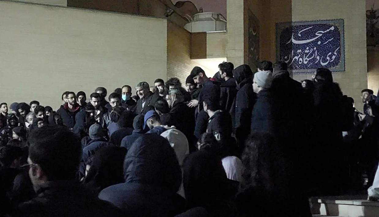 ورود لباس شخصیها به اعتراضات دانشجویان؛ فضای دانشگاه را تحریک میکنند! ورود لباس شخصیها به اعتراضات دانشجویان؛ فضای دانشگاه را تحریک میکنند!