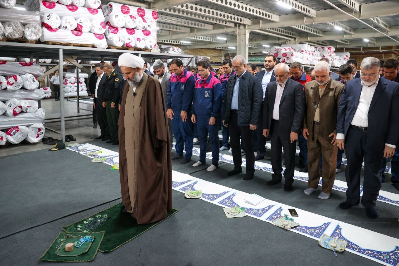 مسعود پزشکیان همراه با کارگران نماز خواند +تصاویر
