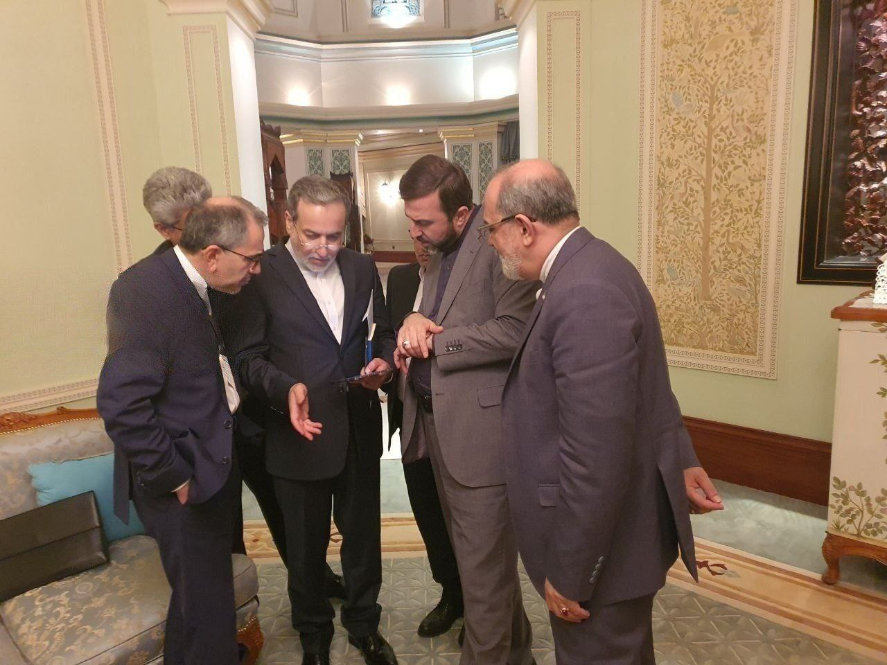 لحظه خروج تیم مذاکره‌کننده ایرانی از محل مذاکرات +عکس