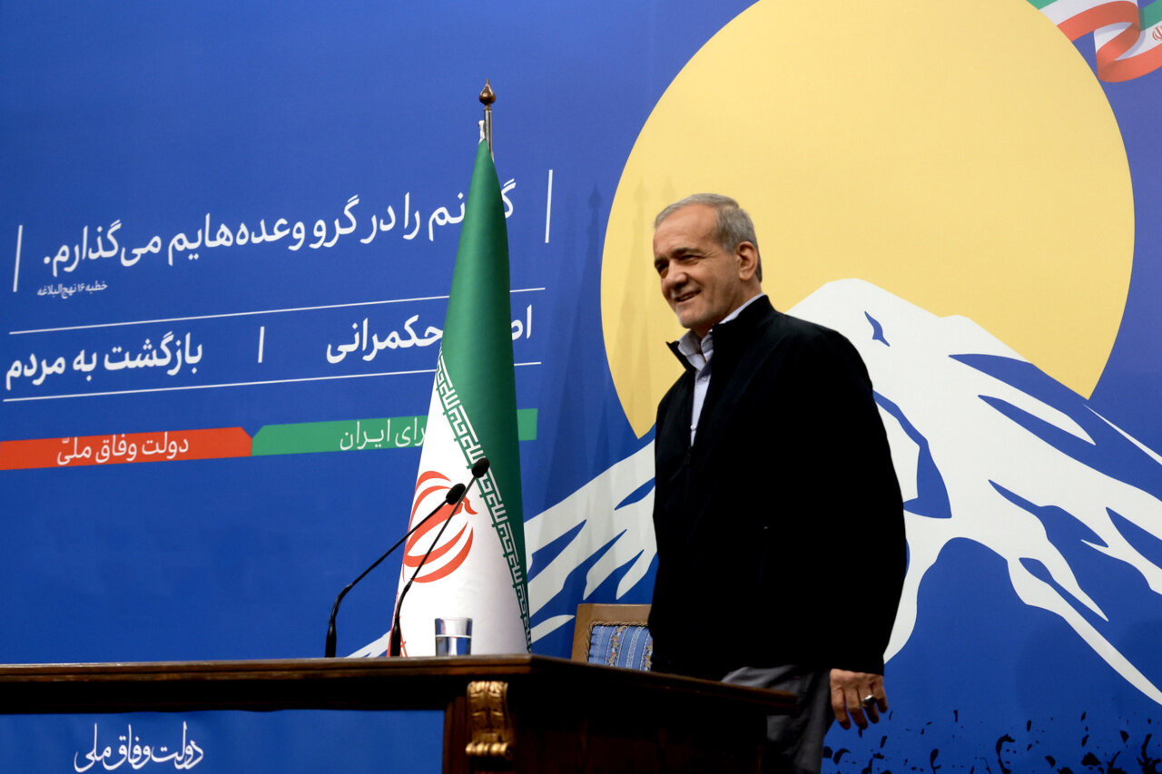 پزشکیان: با رهبری صمیمی بودم و سخنان گذشته را حالا هم می‌گویم/ احساس زندانی شدن دارم اما از سویی لذت‌بخش است!
